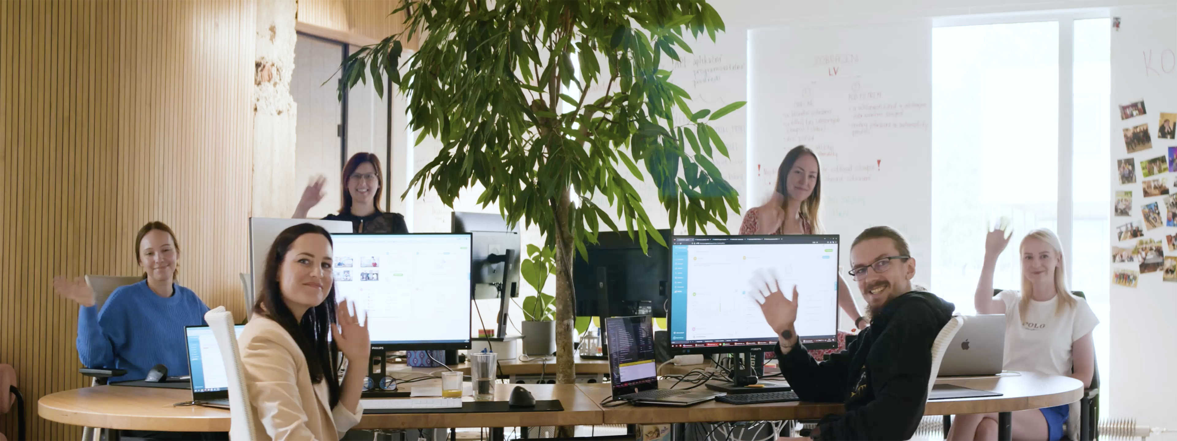 Equipo de atención al cliente de RAYNET en la oficina